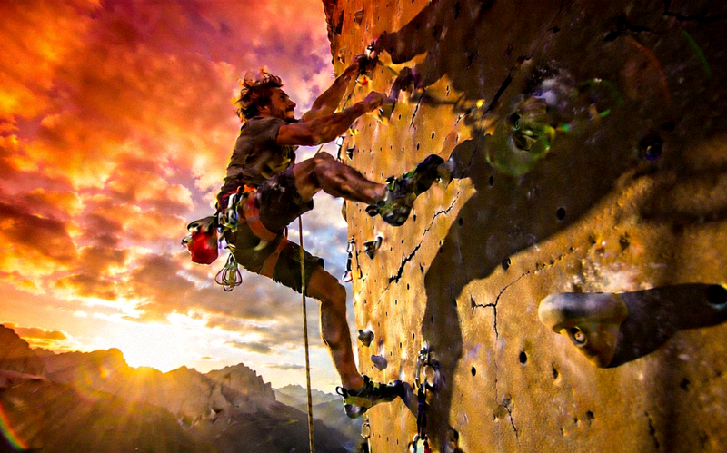攀岩者在夕阳下挑战陡峭岩壁的精彩画面