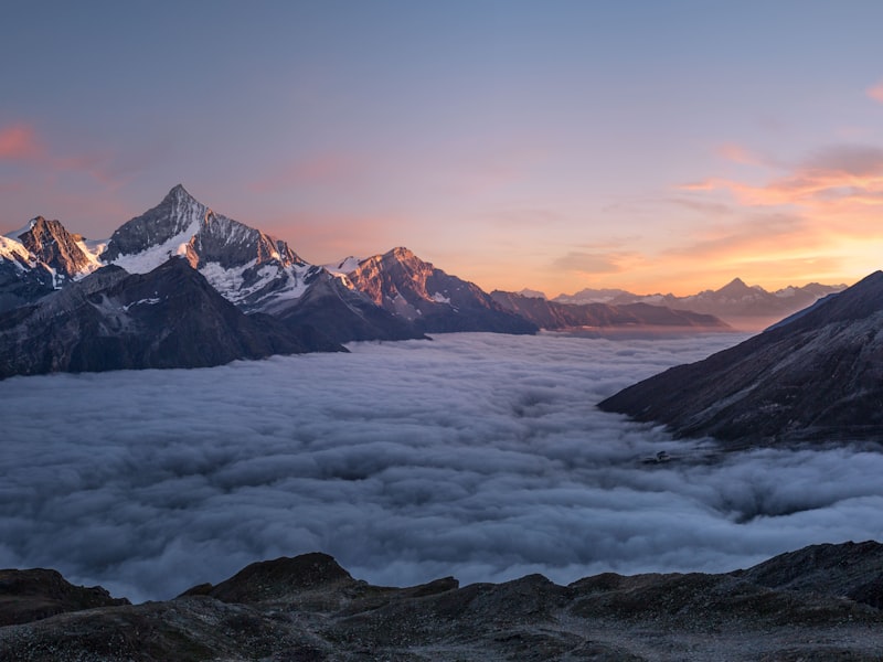 徒步者穿越雪山脚下冰川地带的壮观场景