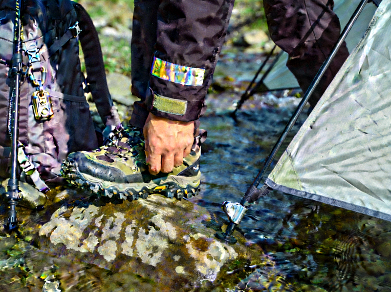 专业户外装备在自然环境中使用的细节展示